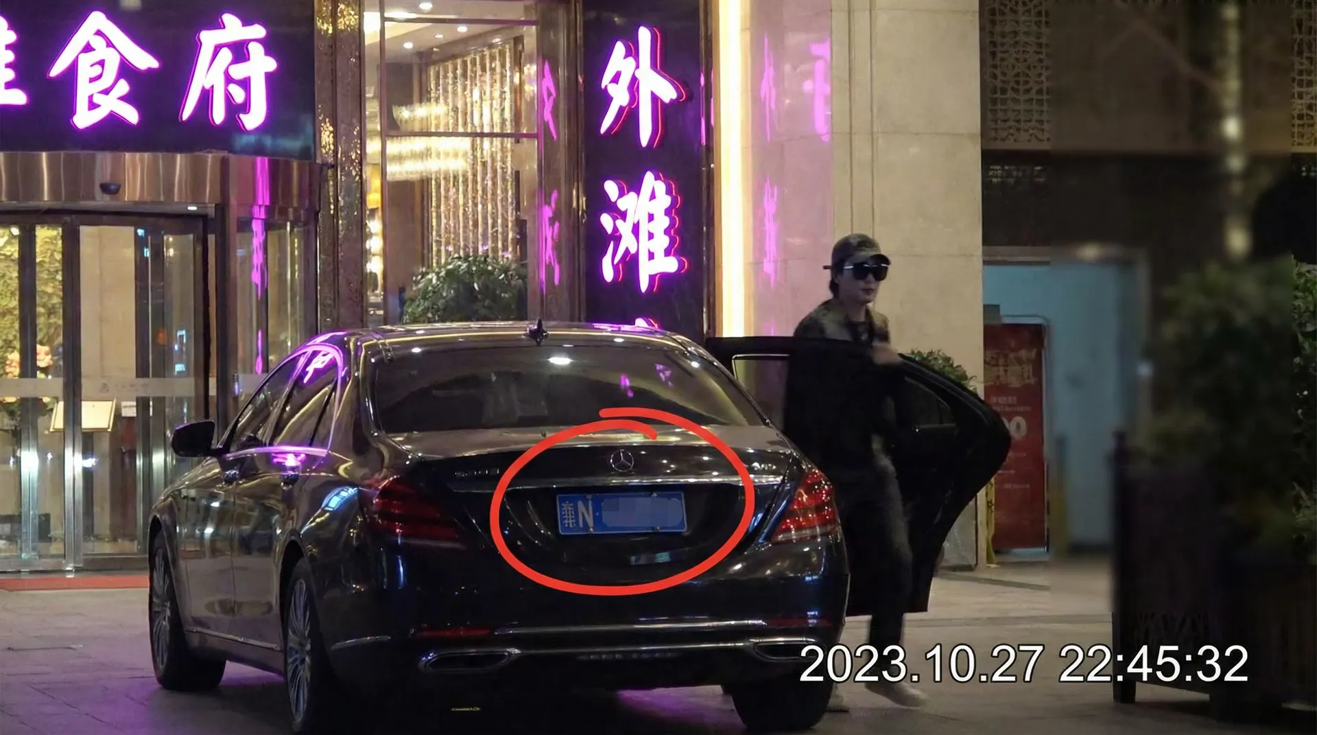 小马漫漫_小马漫漫最新地址|吃瓜爆料小马漫漫传媒导航 - 豪车餐厅外被拍